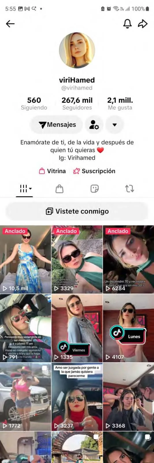 Creadora de contenido grabando video vertical UGC para redes sociales.